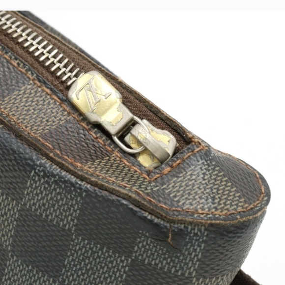 Louie Vuitton bumbag...zipper does need replaced - Picture 5 of 15